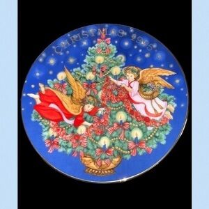 Avon Christmas 1995 “Trimming The Tree” 22K Gold Rim Porcelain Plate